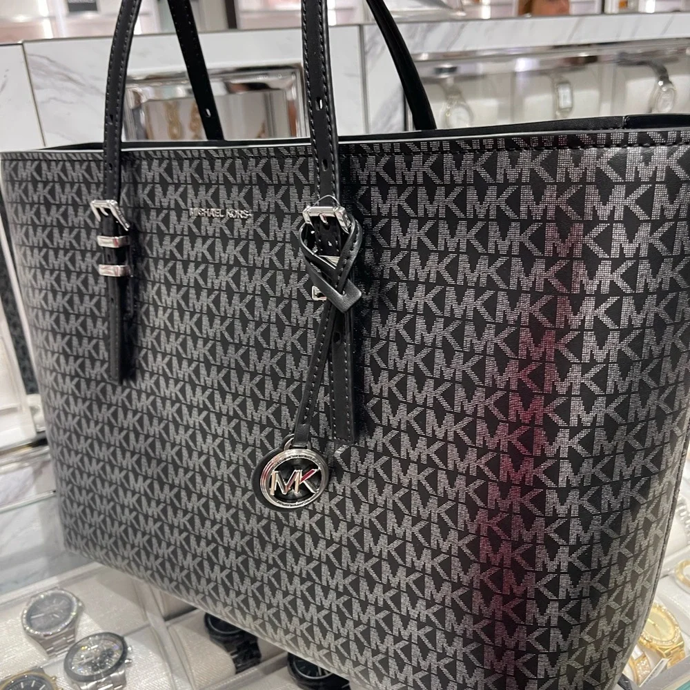 MICHAEL KORS Quinn Large EW Top Zip Metallic Signature Logo Tote Bag
Black 
NWT - Picture 5 of 16